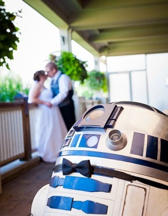 R2D2 Photobombs Wedding Photos