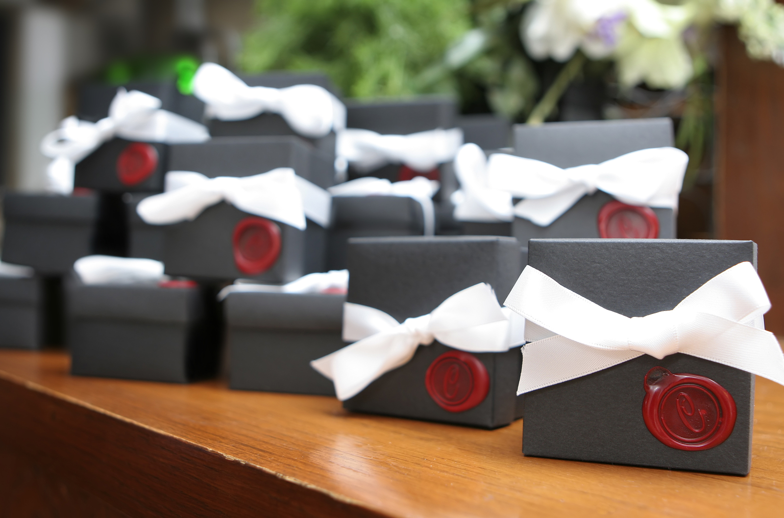 9 Winter Wedding Favors That Will Keep Your Guests Warm Festive